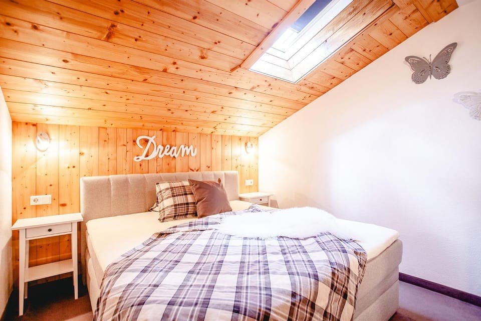 Bed, Photo of the whole room, Bedroom