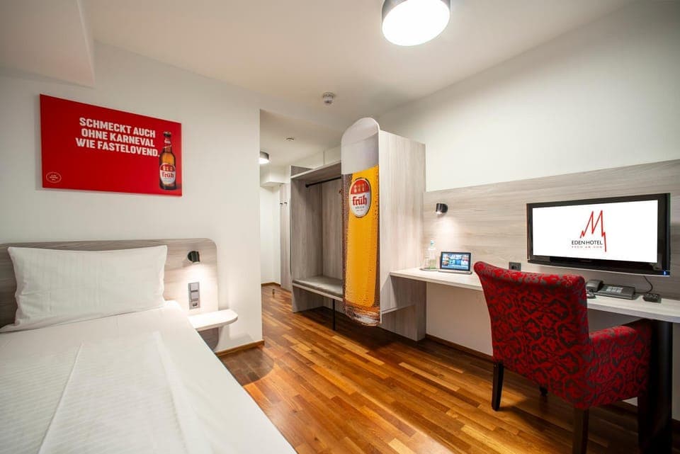 Bed, TV and multimedia, Photo of the whole room, wardrobe