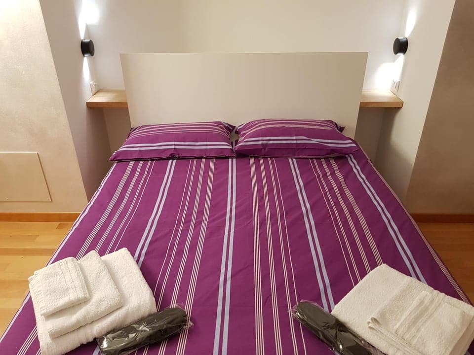 Bed, Photo of the whole room, Bedroom, towels