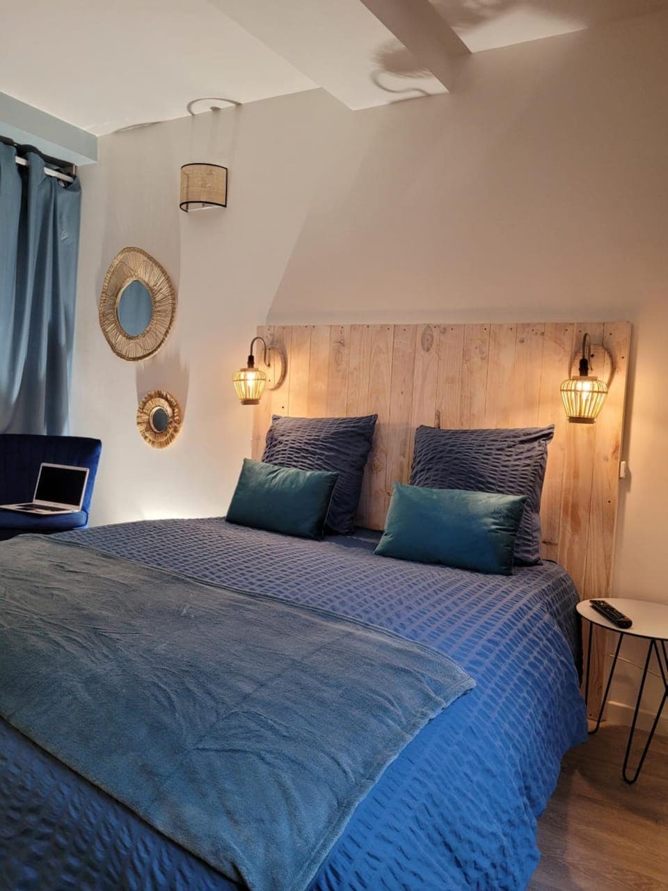 Bed, Photo of the whole room, Bedroom