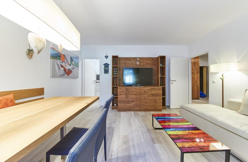 TV and multimedia, Living room, Seating area, Dining area