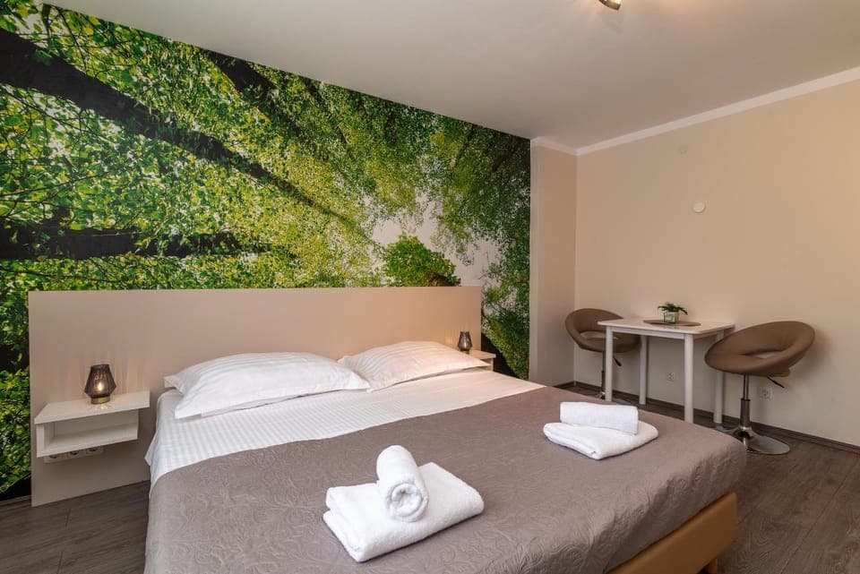 Bed, Bedroom, towels