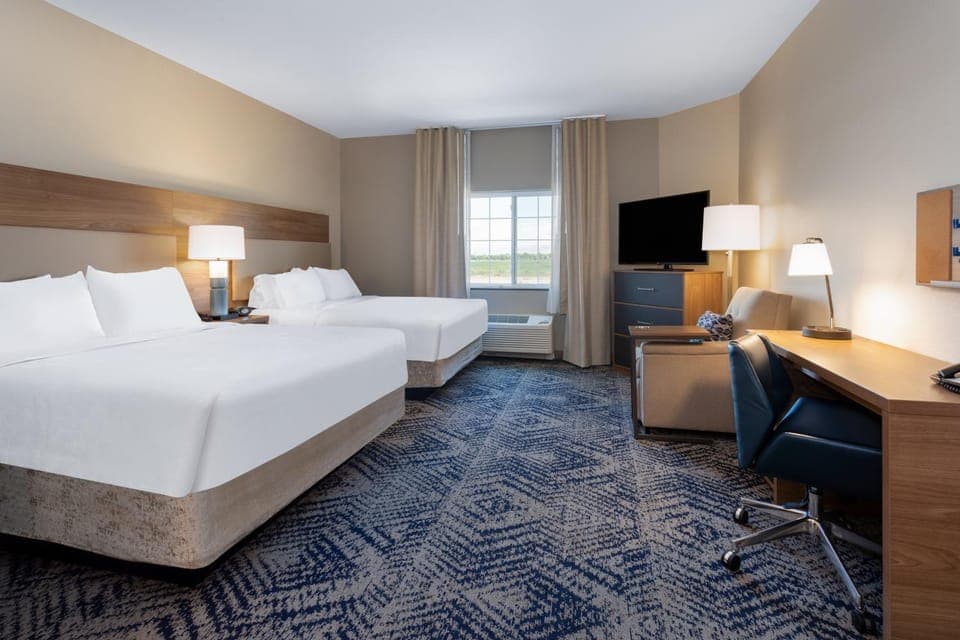 Bed, TV and multimedia, Photo of the whole room, Seating area, hair dresser