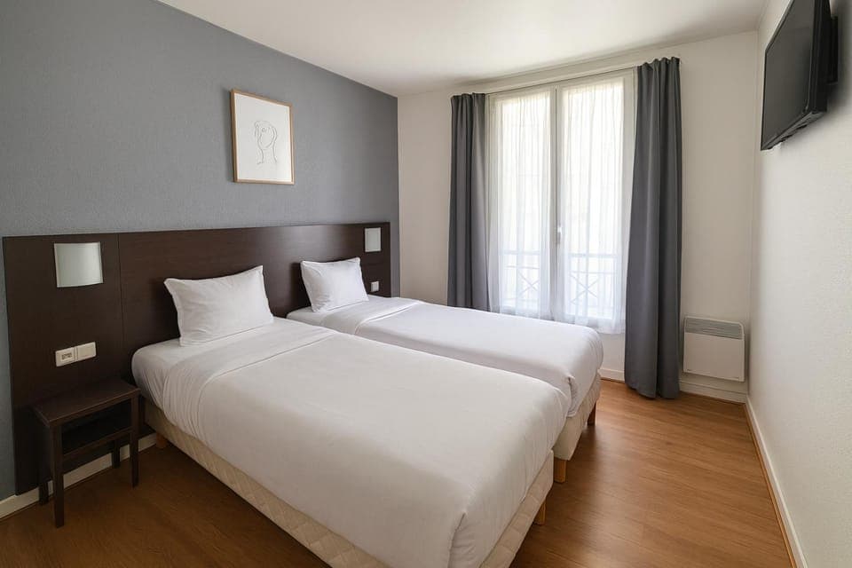 Bed, TV and multimedia, Photo of the whole room, Bedroom