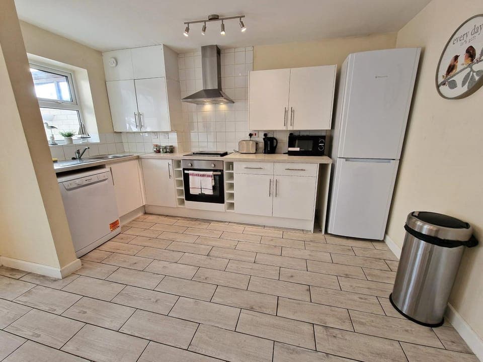 Coffee/tea facilities, dishwasher, oven, stove, toaster