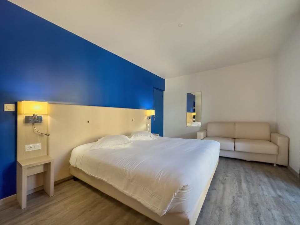 Bed, Living room, Photo of the whole room, Bedroom