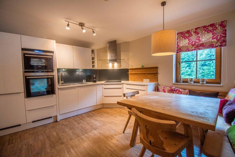 Kitchen or kitchenette, Dining area