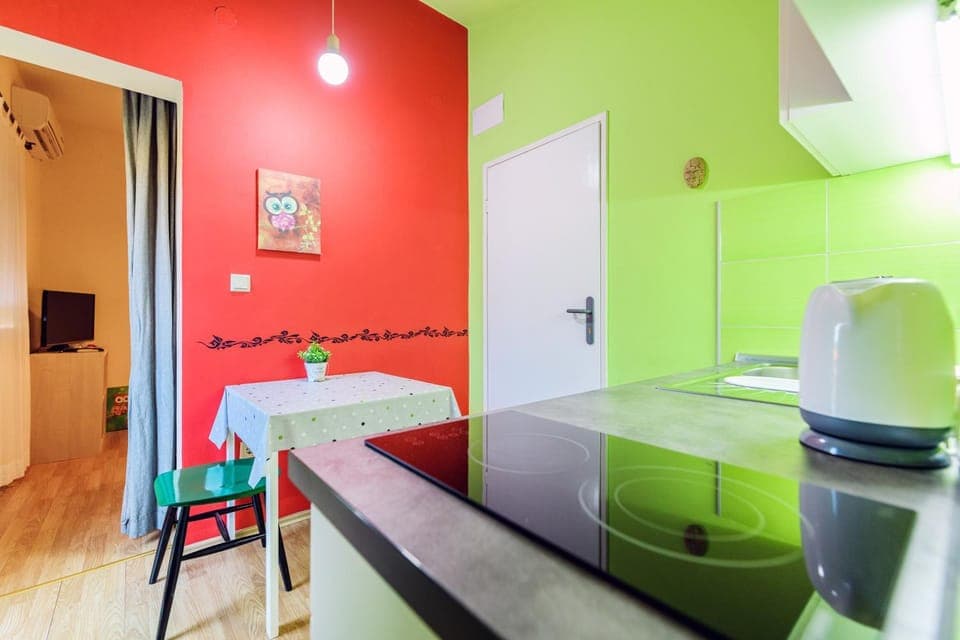 Kitchen or kitchenette, Dining area