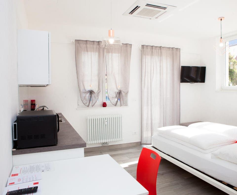 Bed, TV and multimedia, Kitchen or kitchenette, Photo of the whole room, Bedroom