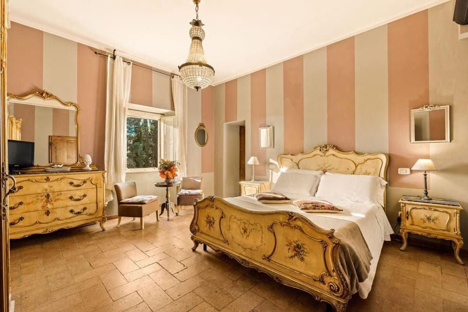 TV and multimedia, Photo of the whole room, Bedroom