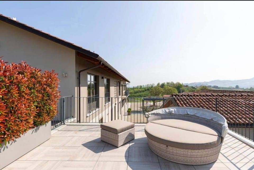 Property building, Patio, Balcony/Terrace, Landmark view, hair dresser