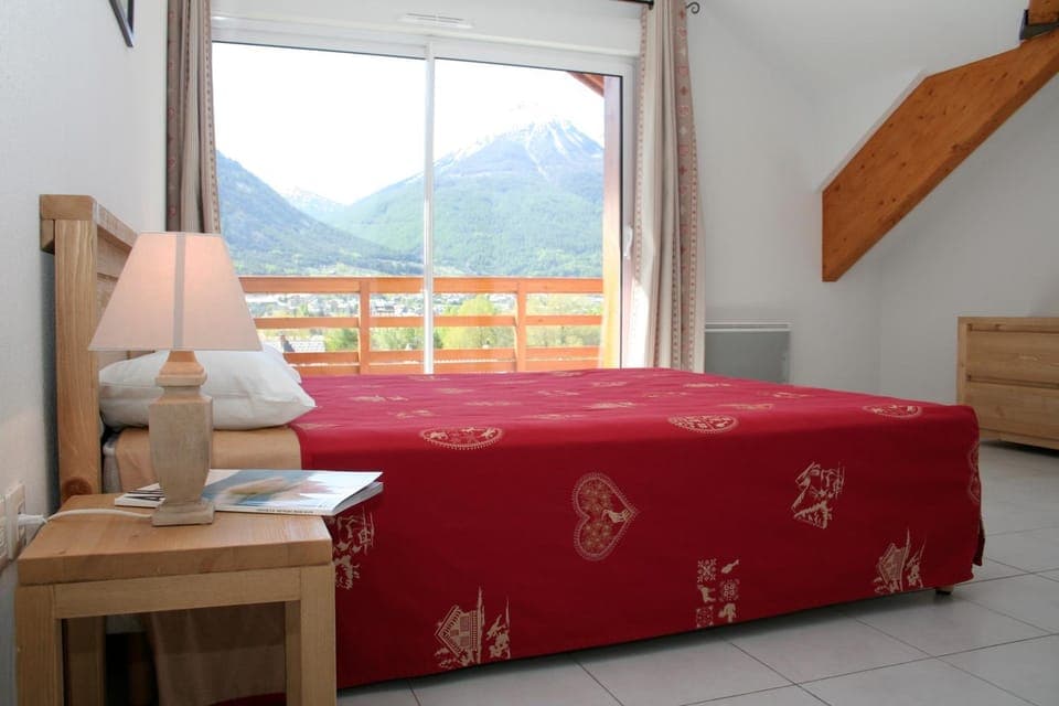 Bedroom, Mountain view