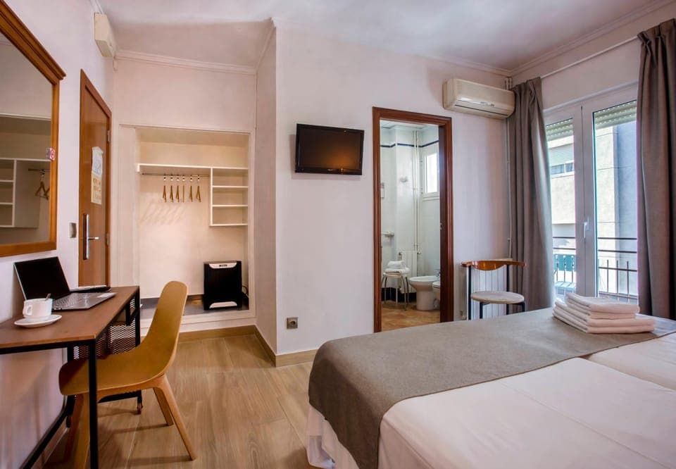 Bed, TV and multimedia, Photo of the whole room, Bedroom, hair dresser, air conditioner