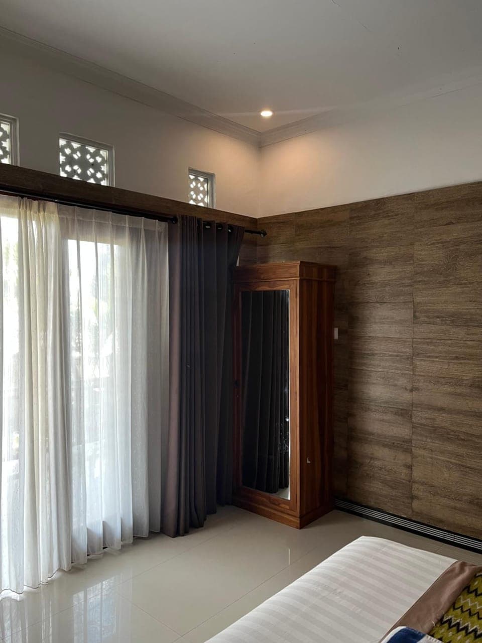 Photo of the whole room, wardrobe