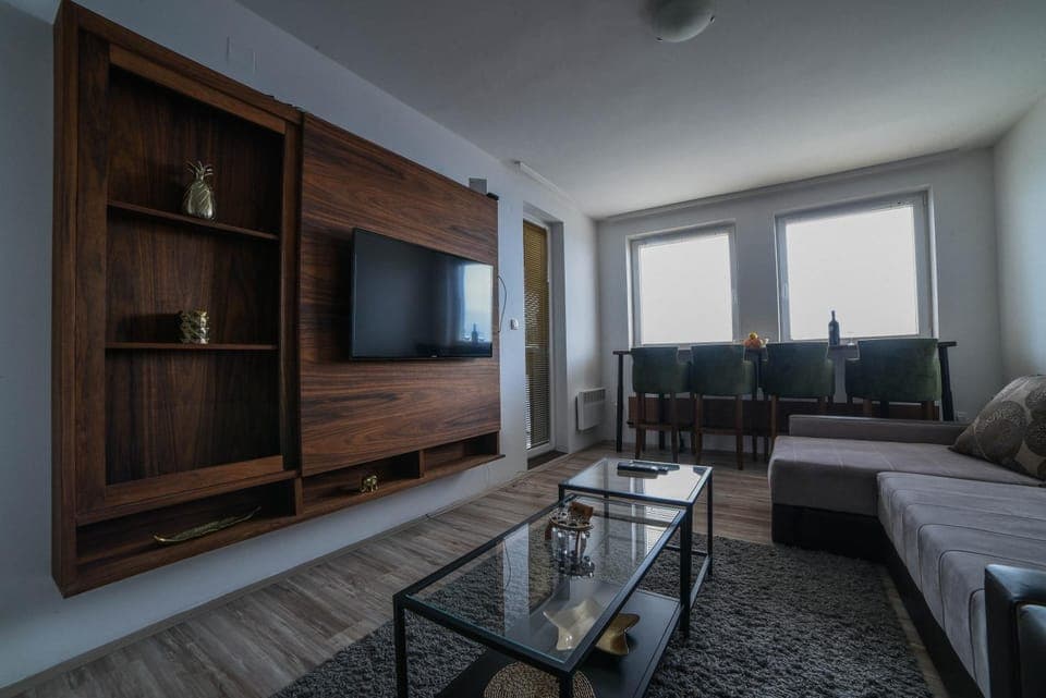 TV and multimedia, Living room, Photo of the whole room, Seating area, Evening entertainment