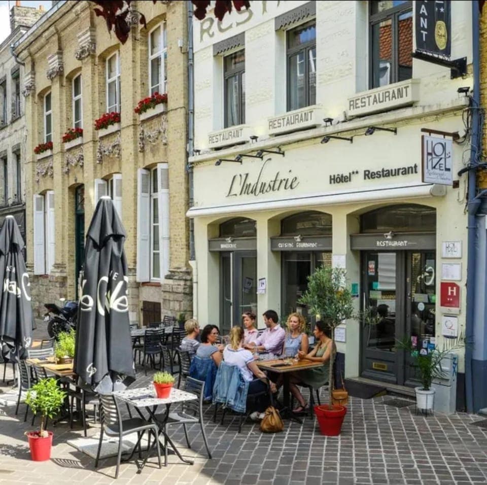 Property building, Restaurant/places to eat, Restaurant/places to eat, Off site, Day, People, View (from property/room), Balcony/Terrace, Other, Autumn, On site, Food, Guests, City view, Street view, Meals, Seasons, Location, group of guests, Quiet street view, internet