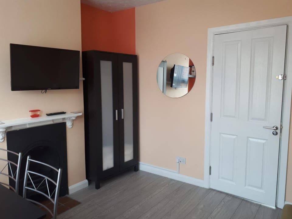 TV and multimedia, Living room, Seating area, Bedroom