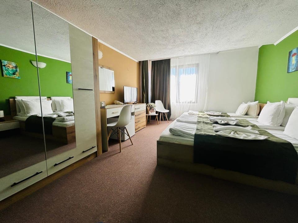 Bed, TV and multimedia, Photo of the whole room, Seating area, Bedroom, heating