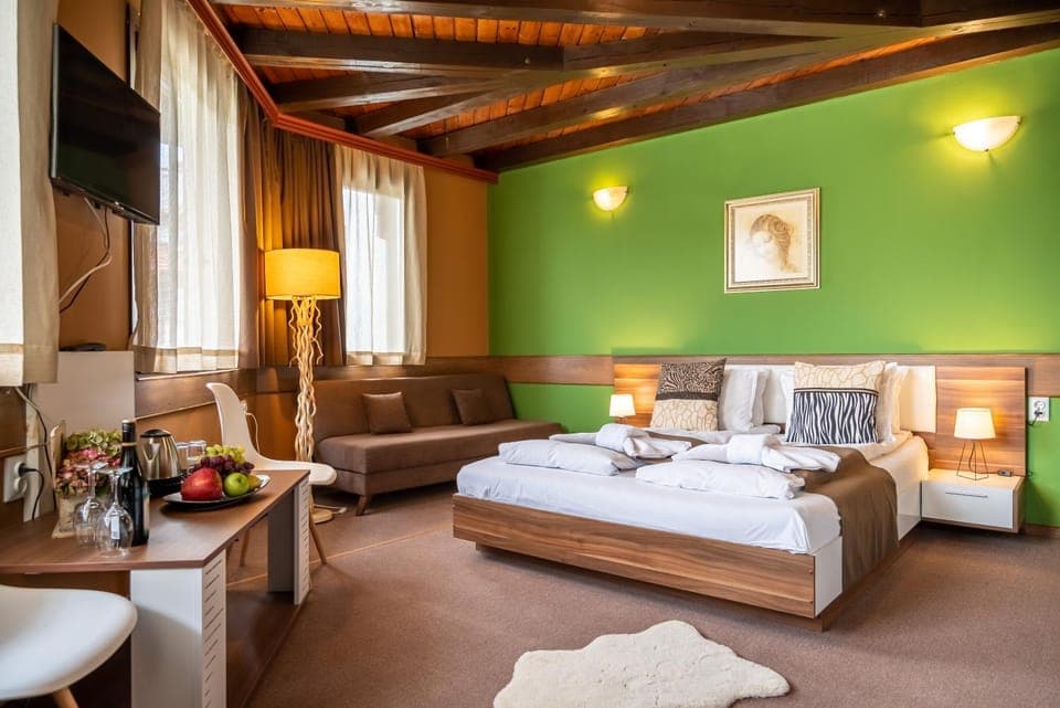 Bed, TV and multimedia, Photo of the whole room, Bedroom, towels