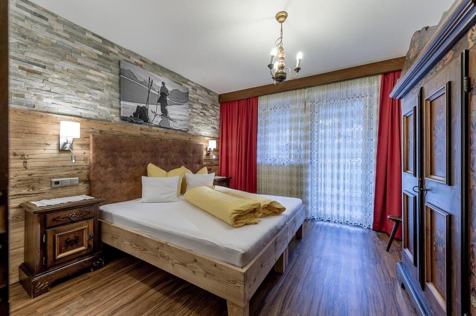 Photo of the whole room, Decorative detail, Bedroom