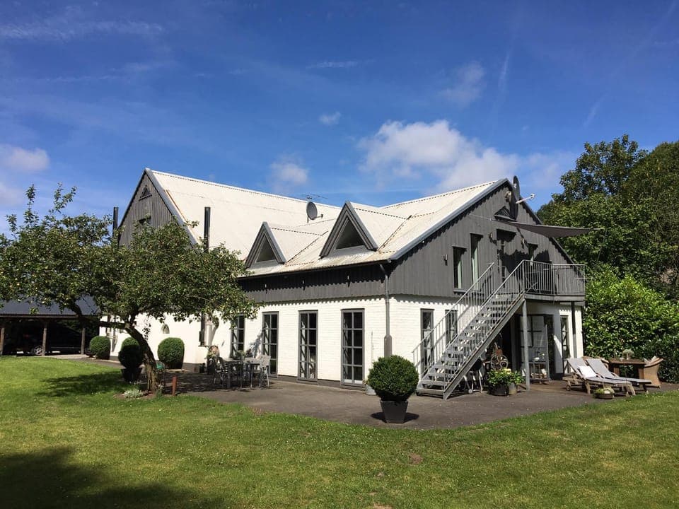 Property building, Facade/entrance, Garden, Garden view