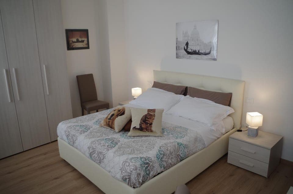 Photo of the whole room, Bedroom