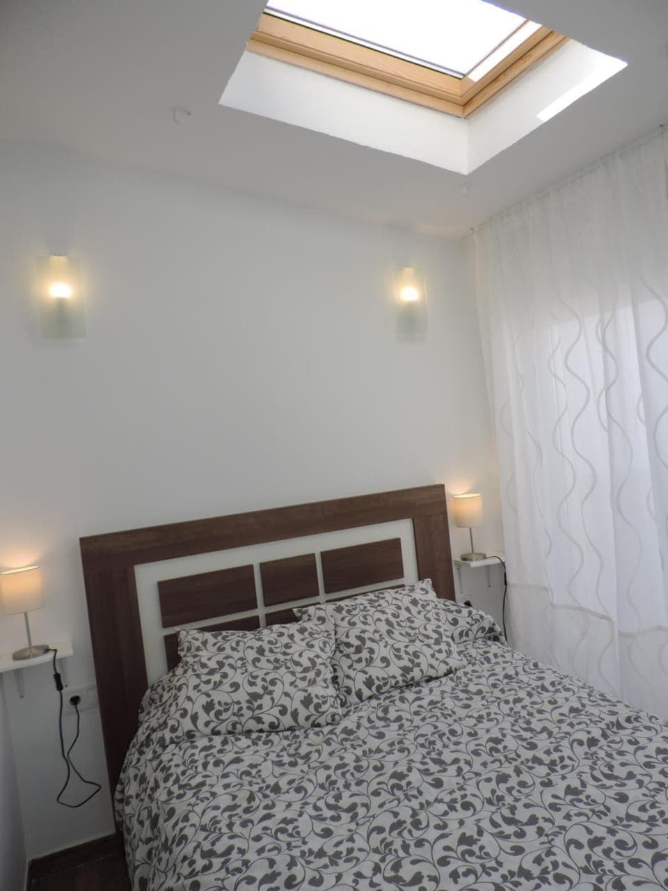 Bed, Decorative detail, On site, City view, Landmark view, Mountain view, Street view, Quiet street view