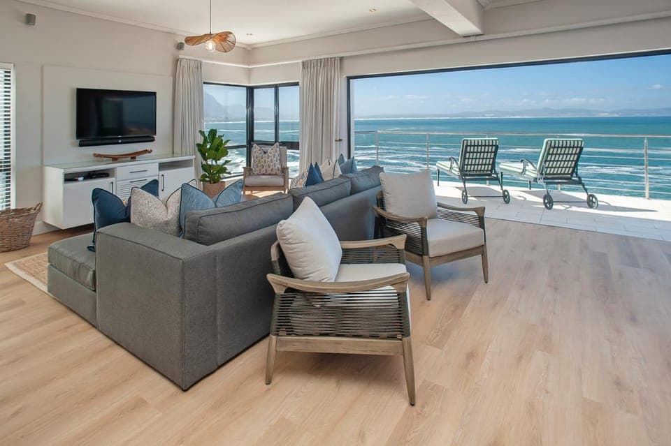 TV and multimedia, View (from property/room), Seating area, Sea view, Sea view, sunbed