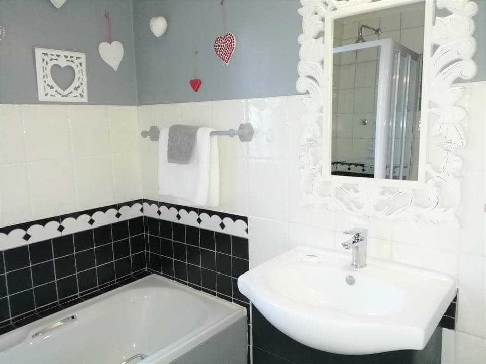 Bathroom, Photo of the whole room, Decorative detail