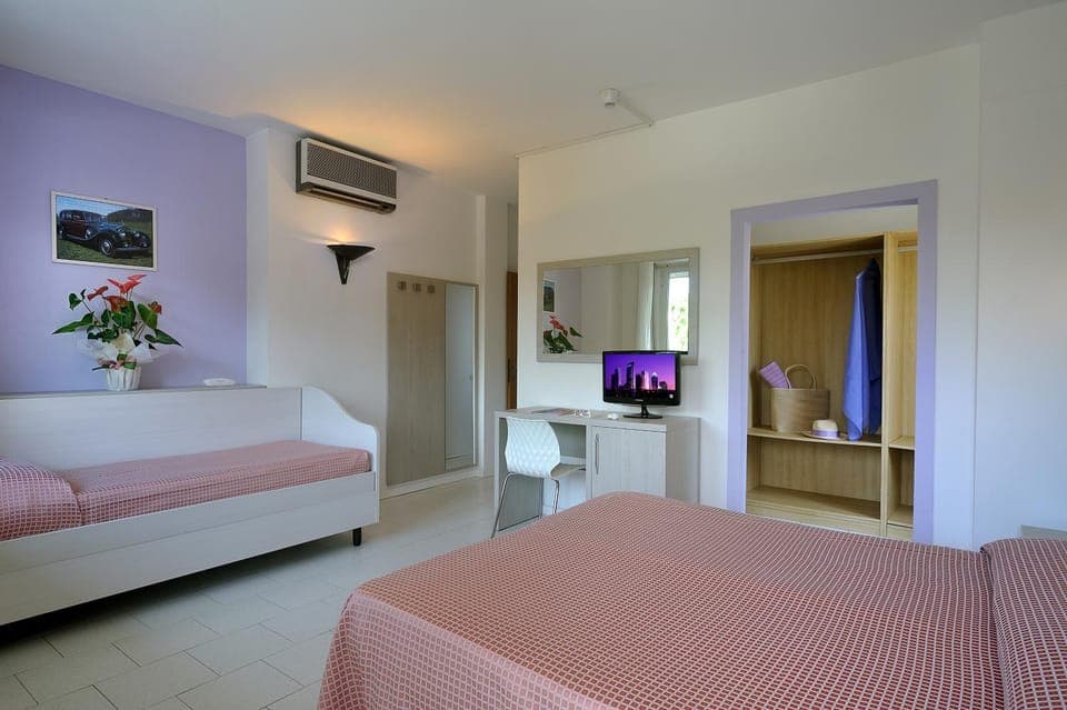 Photo of the whole room, Decorative detail, Bedroom