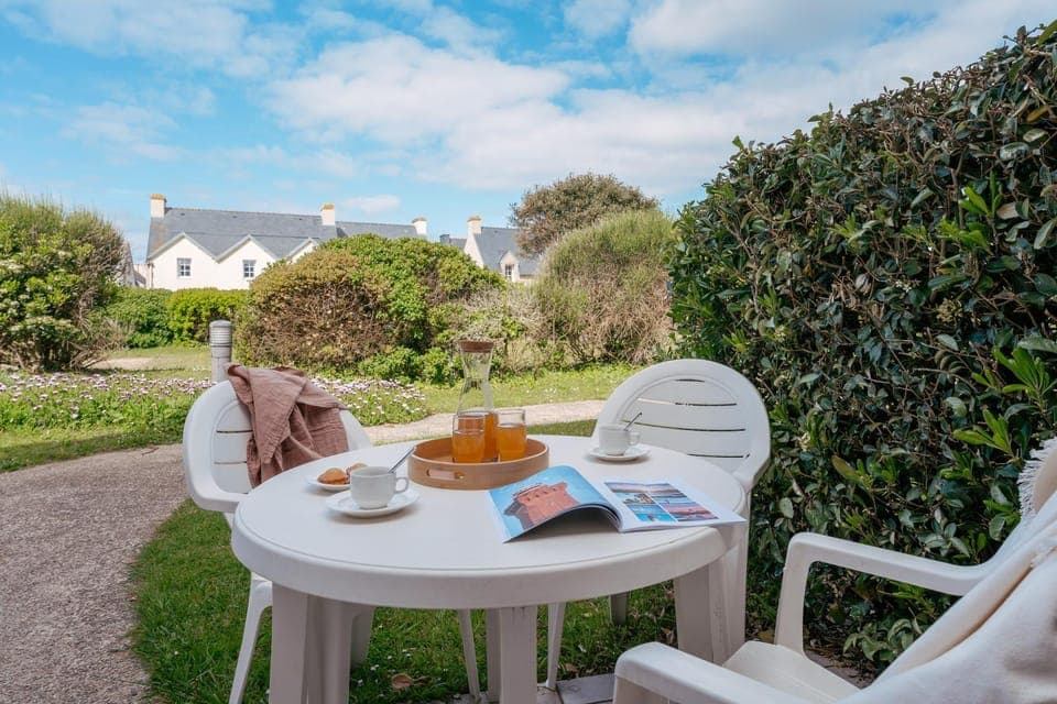 Patio, Spring, Day, Living room, Food and drinks, Seating area, Dining area, Food