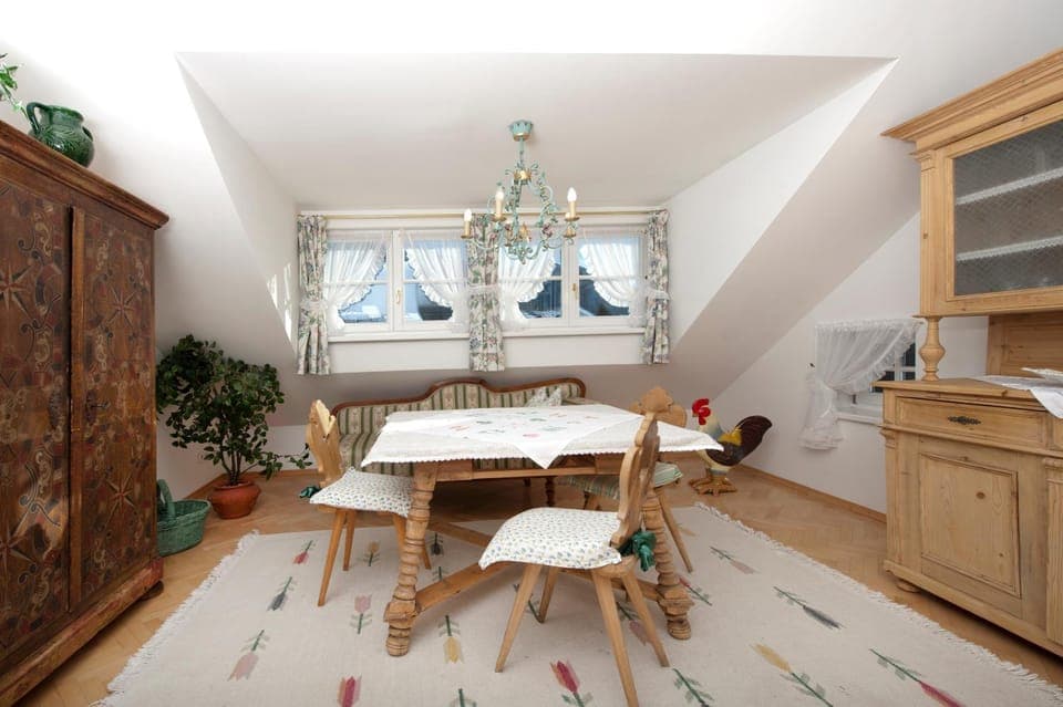 Seating area, Dining area