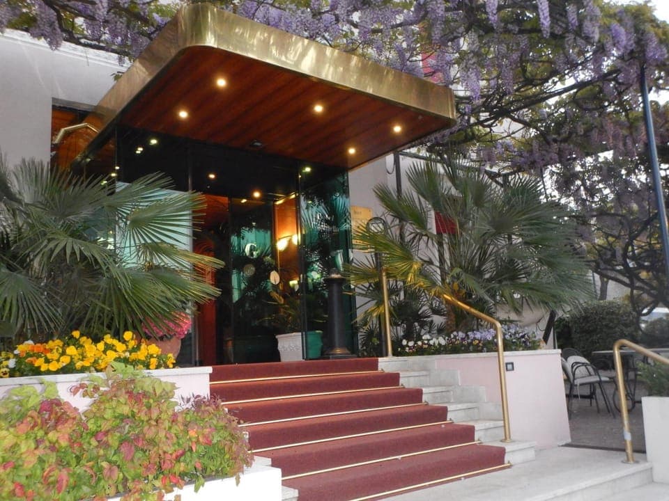 Property building, Facade/entrance, Day