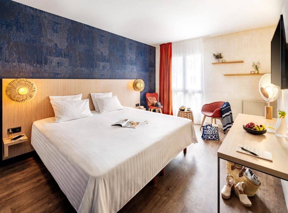 Bed, Photo of the whole room, Seating area, Bedroom, towels