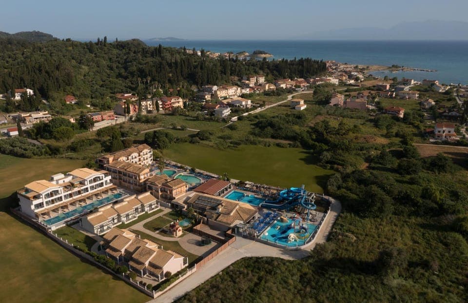 Property building, Restaurant/places to eat, Bird's eye view, Swimming pool