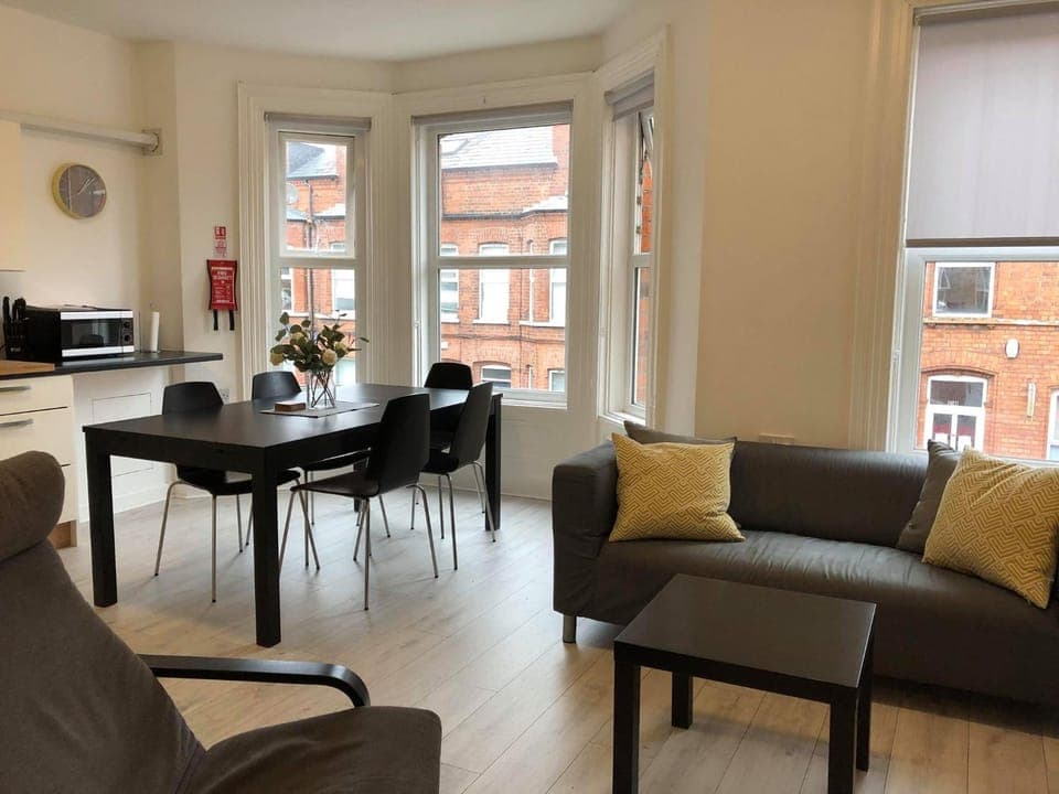 Coffee/tea facilities, Kitchen or kitchenette, Living room, Seating area, Dining area