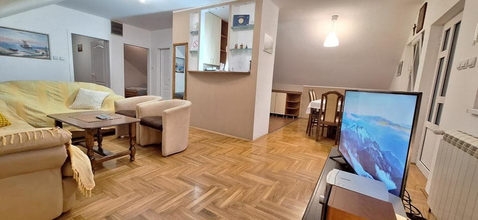 TV and multimedia, Living room, Seating area, Evening entertainment