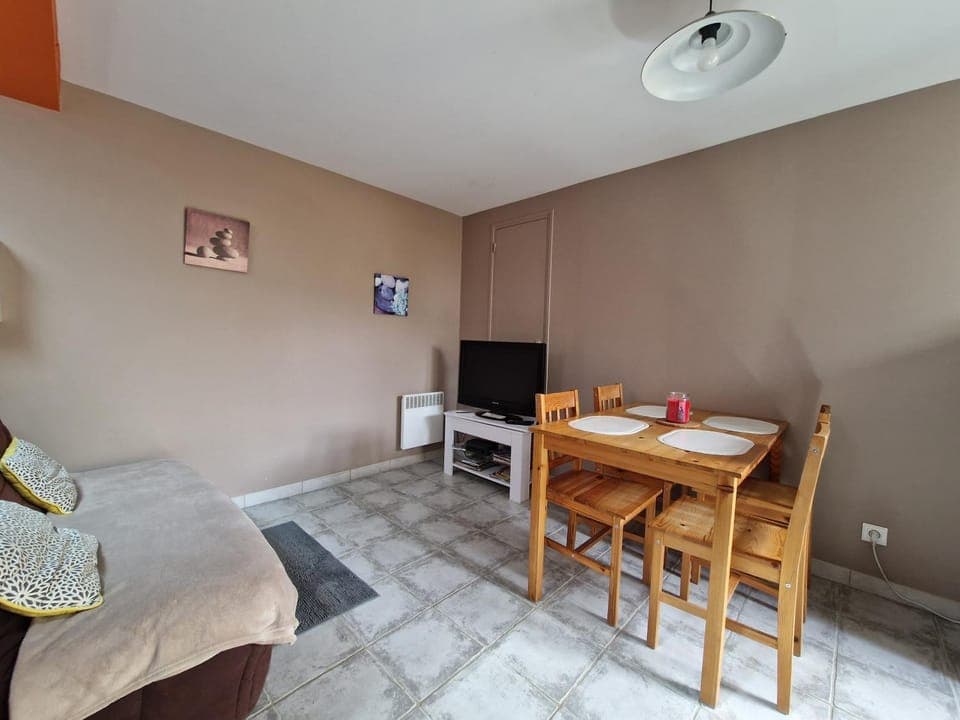 Communal lounge/ TV room, TV and multimedia, Living room, Seating area, Dining area