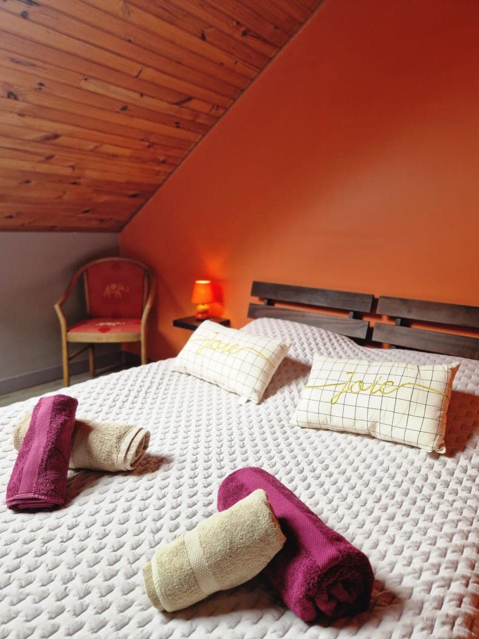 Bed, Photo of the whole room, Bedroom, towels