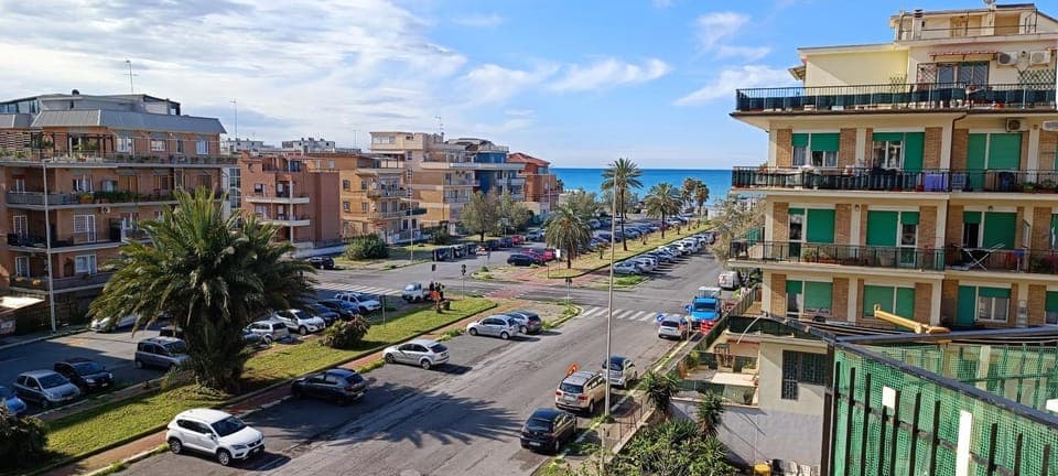 Sea view, Street view