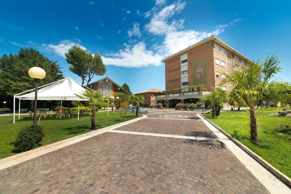 Property building, Day, Summer, Garden