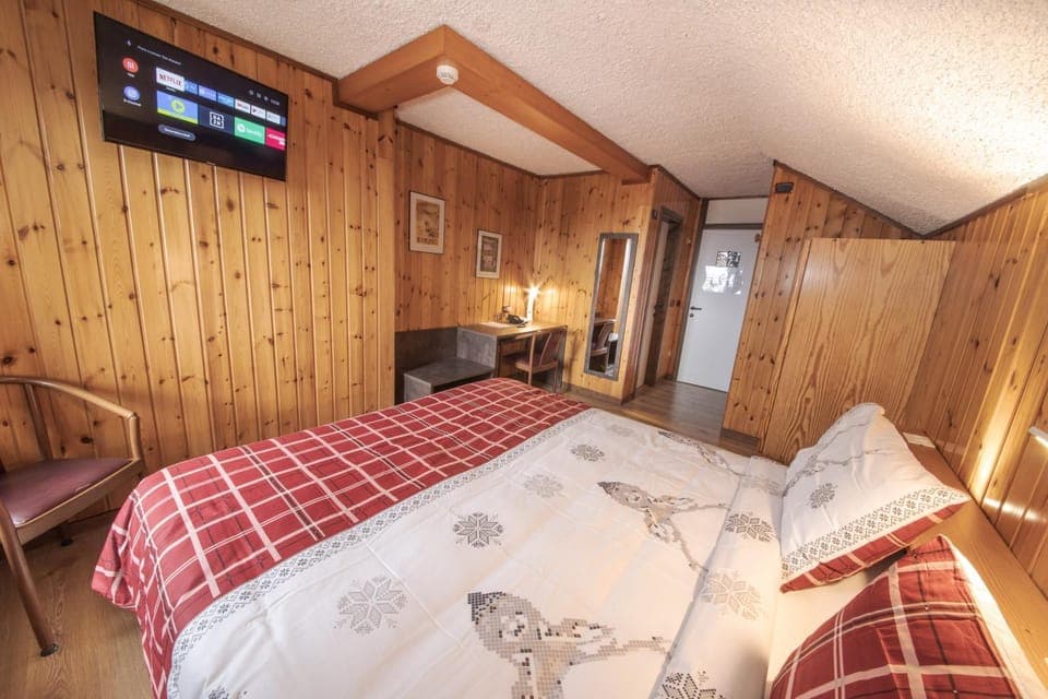 Bed, TV and multimedia, Bedroom