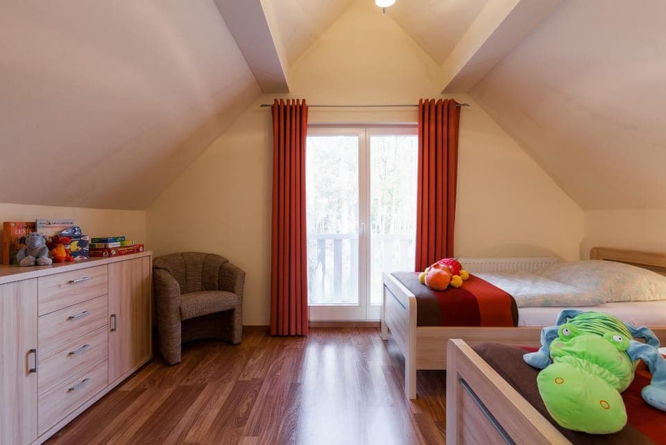 Photo of the whole room, Bedroom