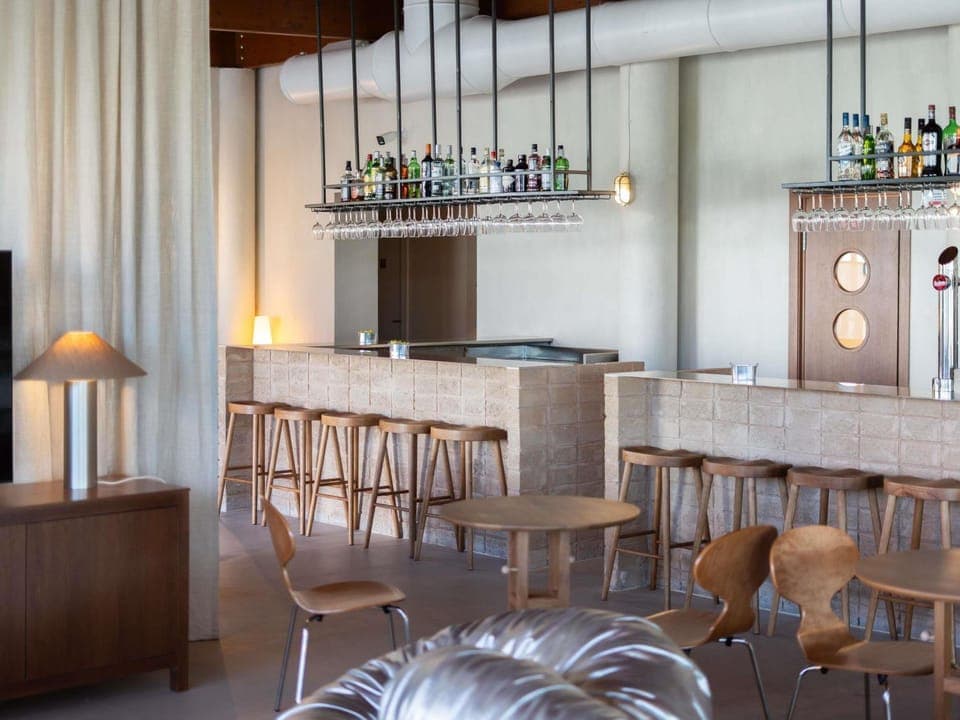 Property building, Living room, Lounge or bar, Seating area, Drinks