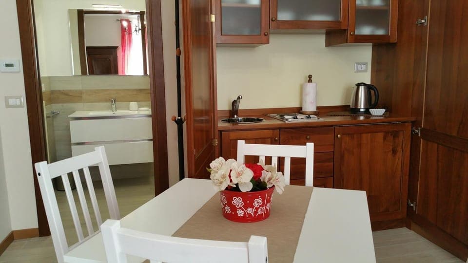 Kitchen or kitchenette, Dining area, minibar, stove