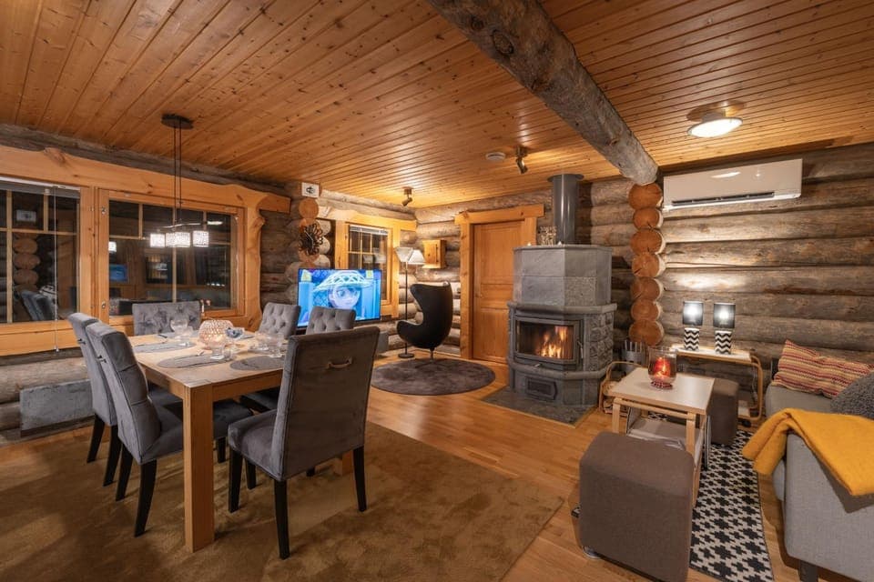 TV and multimedia, Living room, Seating area, Dining area, fireplace