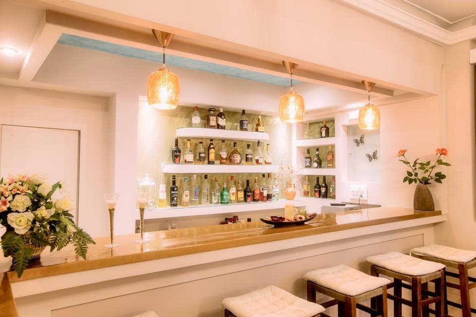 Property building, Staff, Nightclub / DJ, Lobby or reception, Lounge or bar, Alcoholic drinks