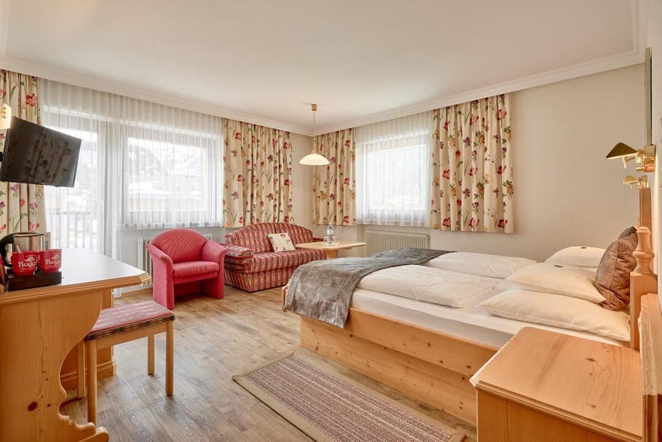 Bed, TV and multimedia, Photo of the whole room, Bedroom