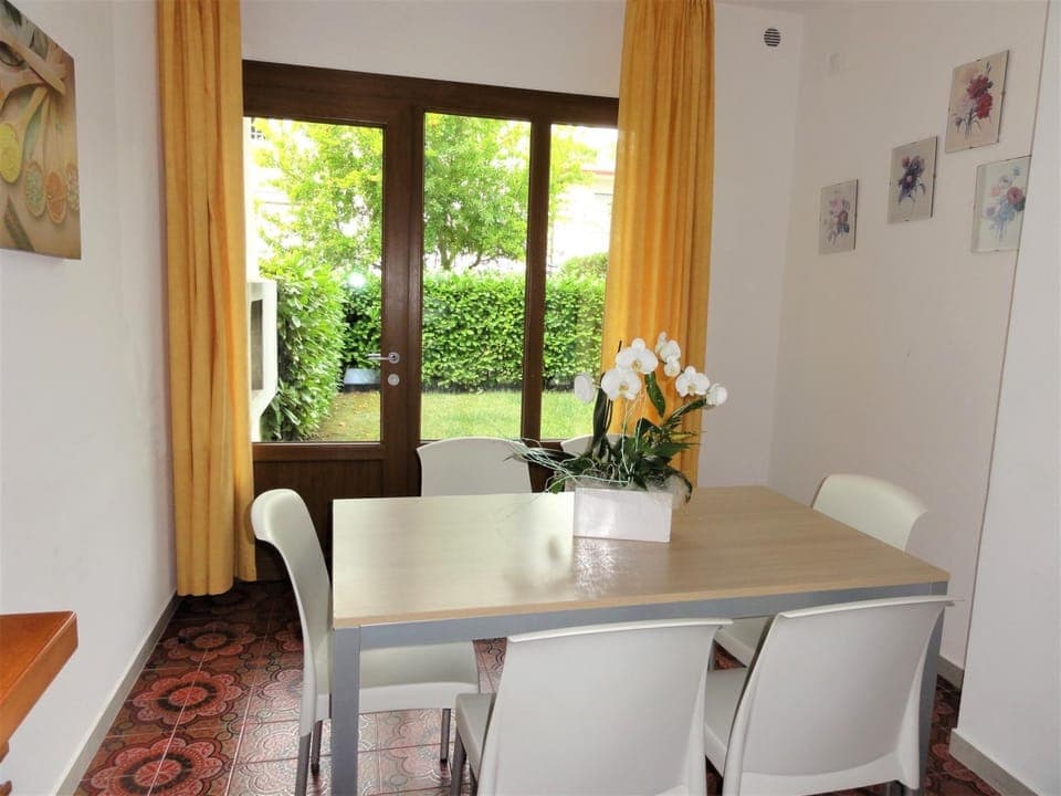 Dining area, Garden view