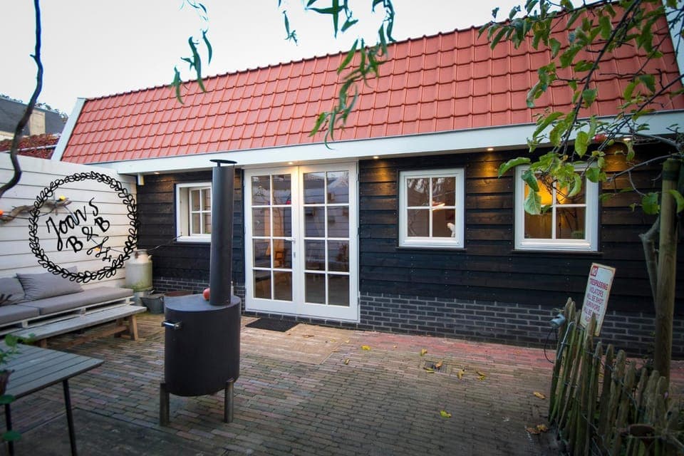 Facade/entrance, Location